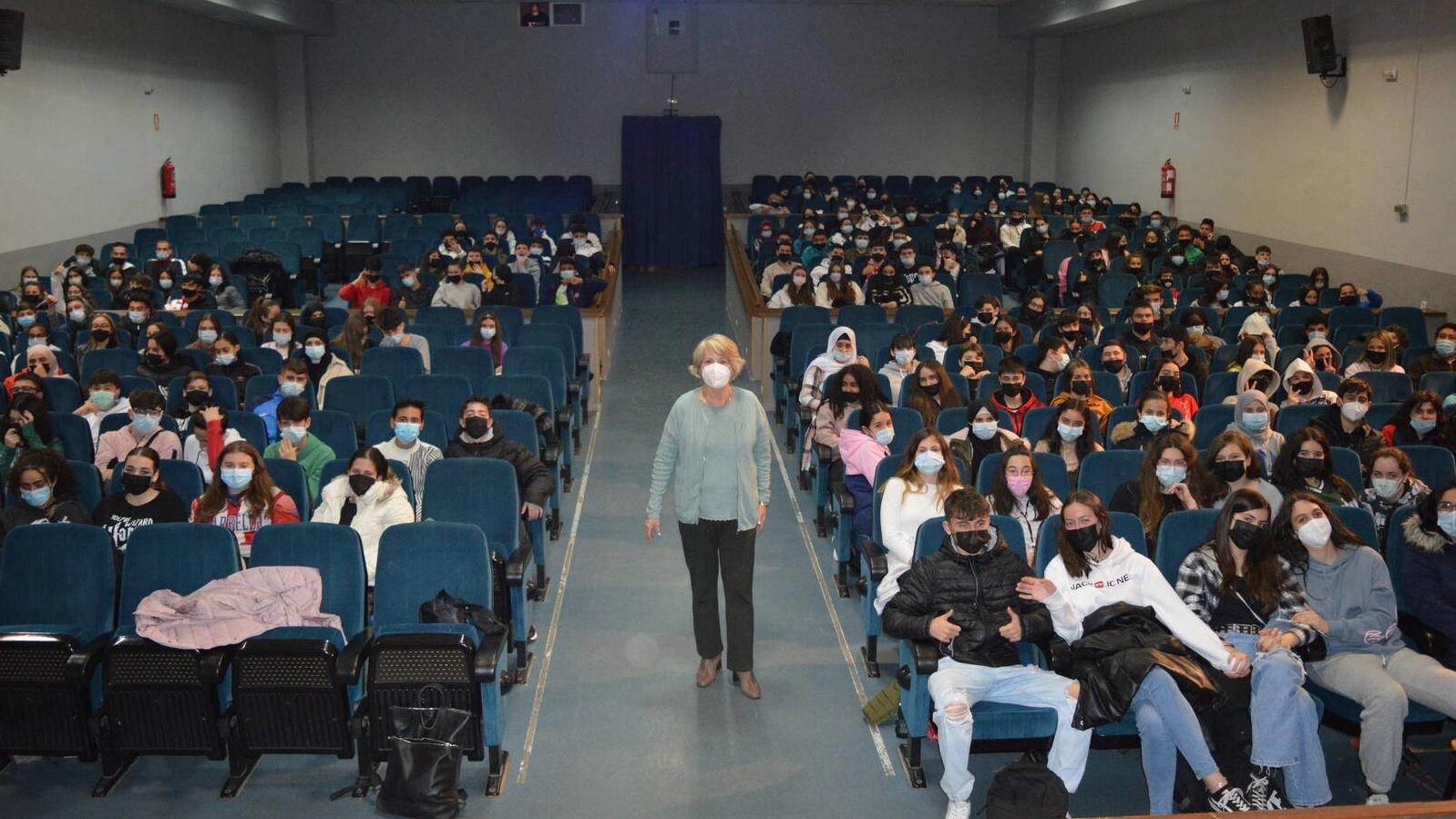 Patricia Weisz, hija de una superviviente de Auschwitz imparte una conferencia en Humanes de Madrid