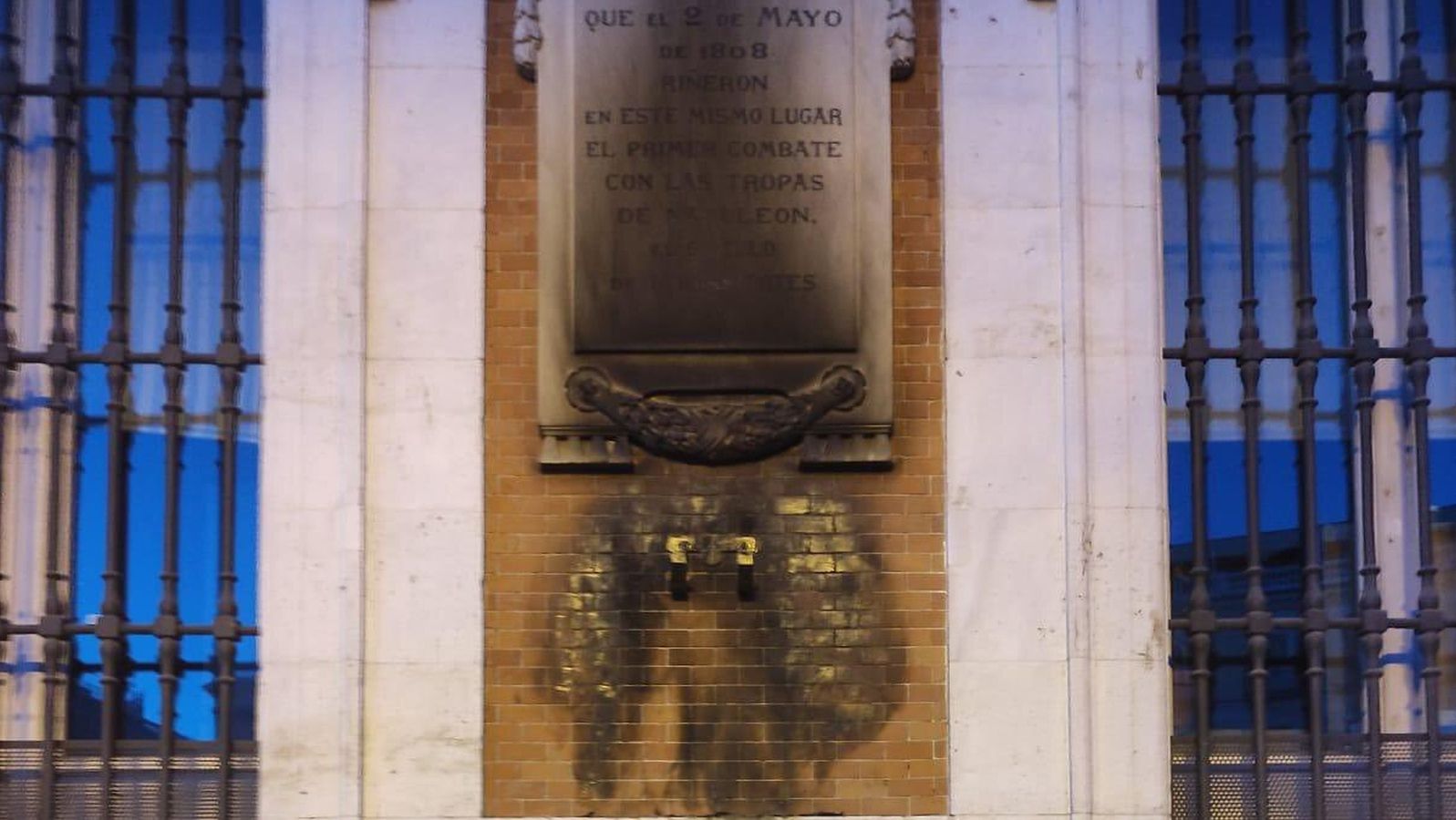 Queman la corona y la placa a los Héroes del Dos de Mayo de la Real Casa de Correos
