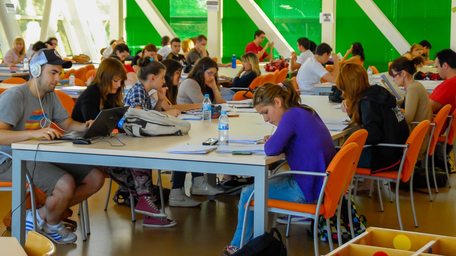 Las salas de estudio de la Biblioteca Central y de La Caja del Arte de Torrejón amplían sus horarios por los exámenes