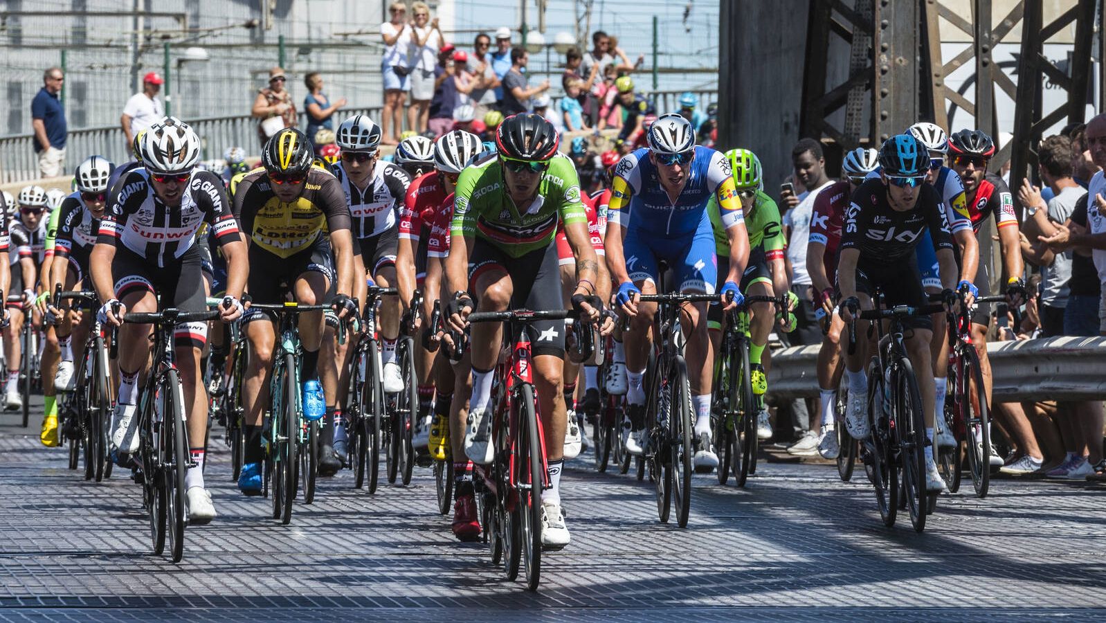 Ayuso reclama al Ejecutivo el mismo dispositivo de seguridad para la Vuelta que para Begoña Gómez