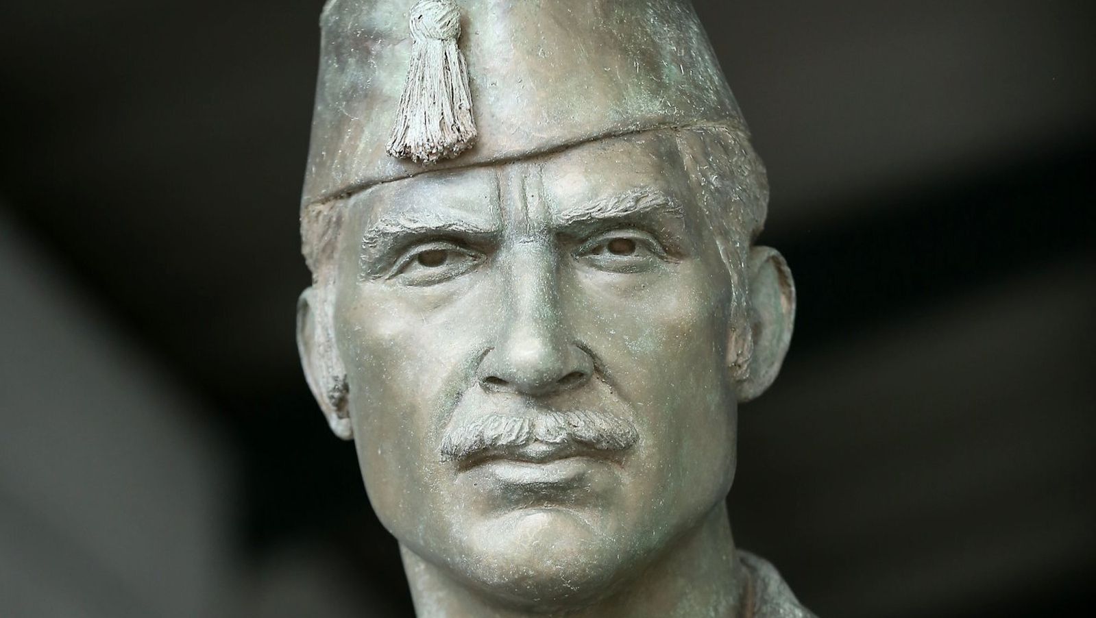 Instalada la estatua en honor a la Legión en Madrid frente al Cuartel General del Estado Mayor de la Defensa