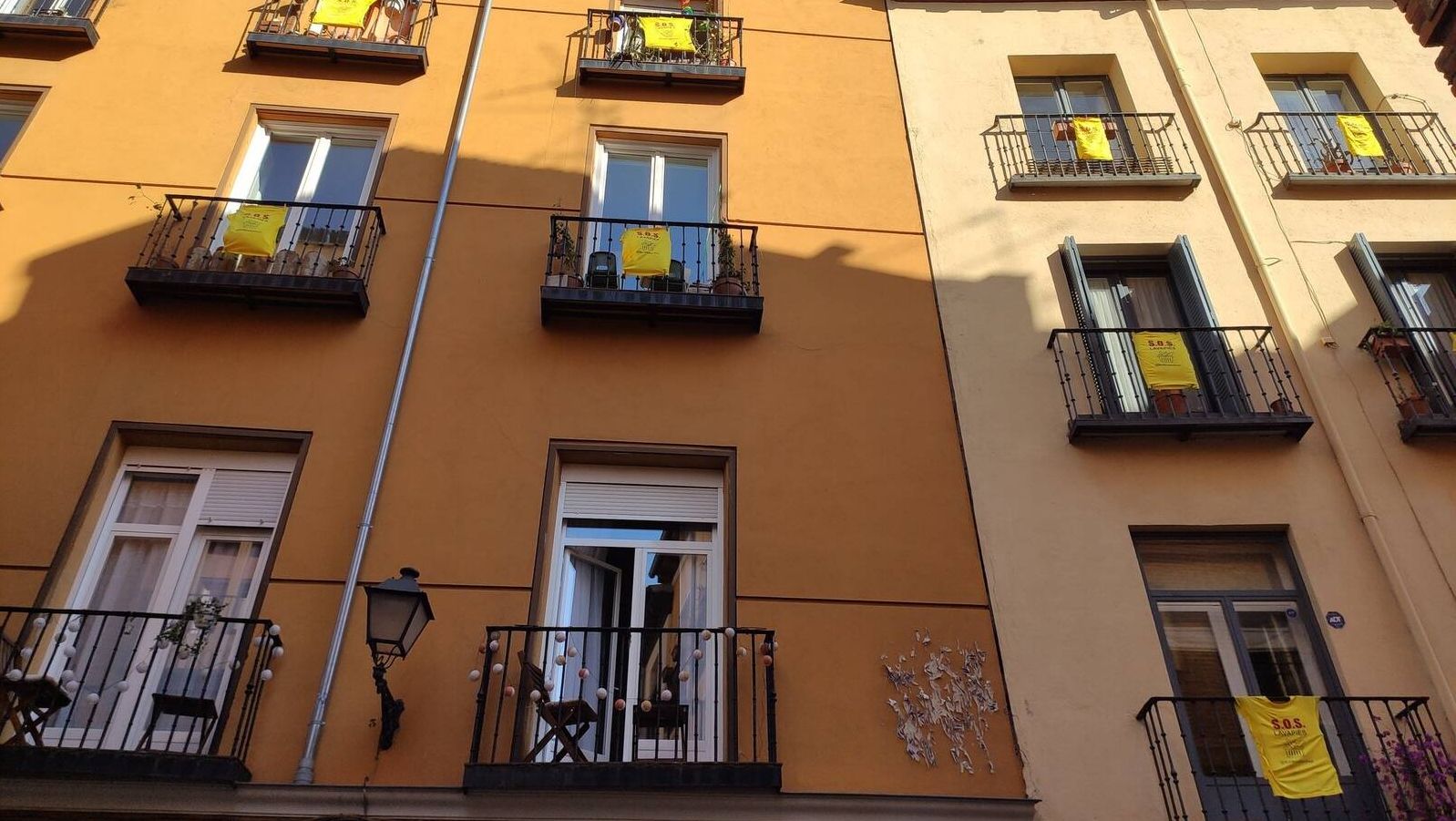 Vecinos de Lavapiés animan a sacar banderas amarillas en balcones contra el "narcotráfico y el abandono institucional"