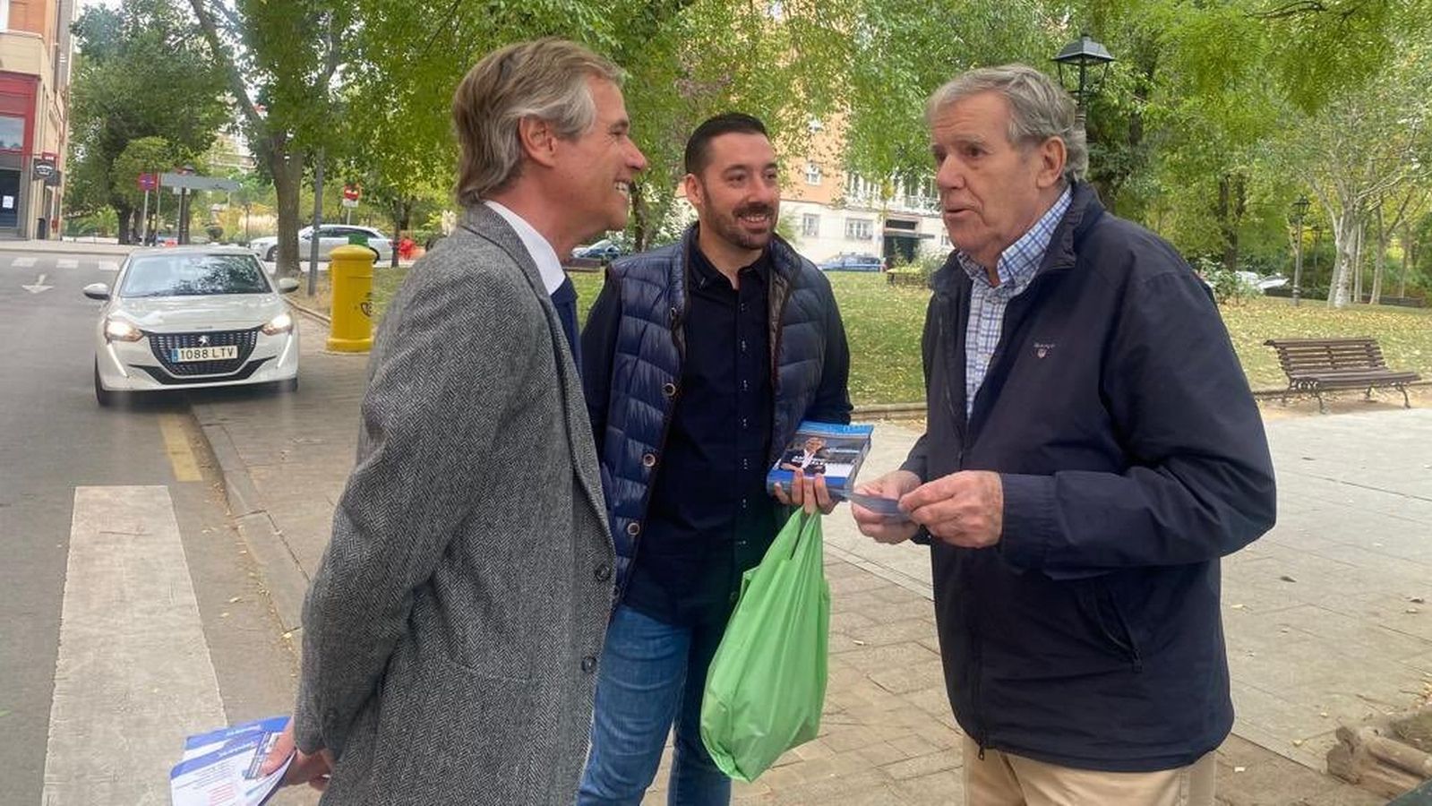 Antonio González Terol, candidato del PP en Alcorcón, puerta a puerta para elaborar su programa electoral