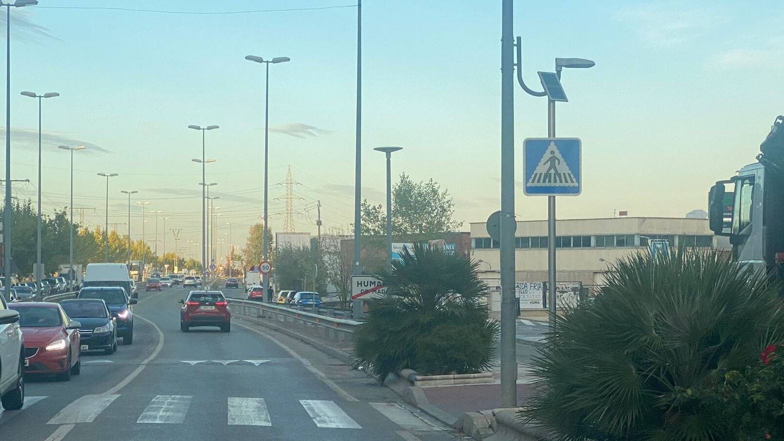 Humanes sustituye la señalización vertical de los pasos de peatones existentes en la calle Madrid