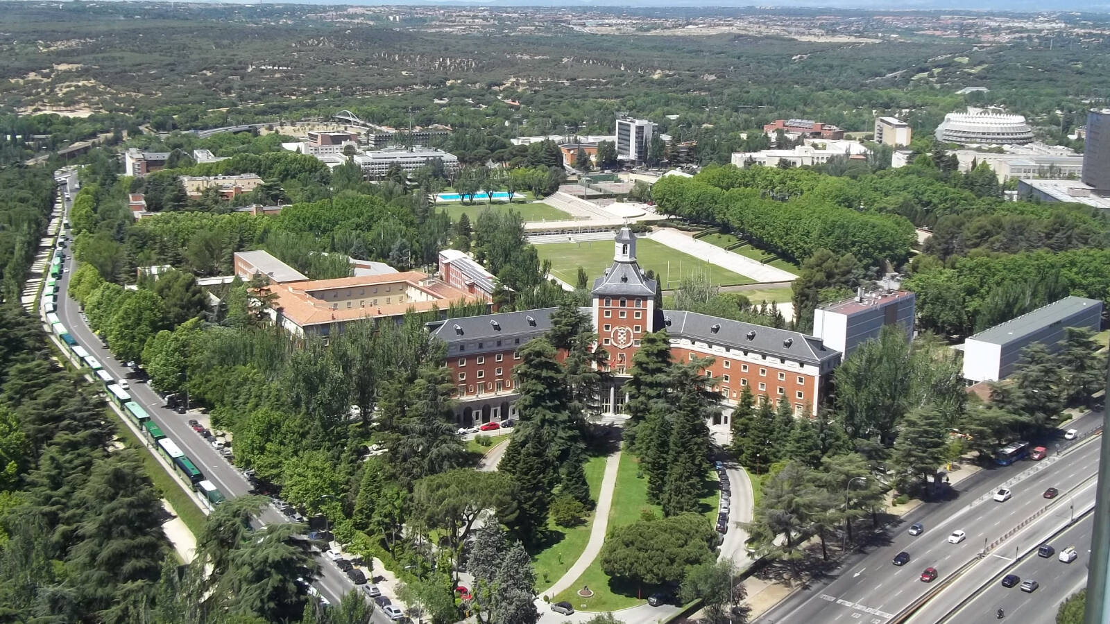 Ayuso acusa a Sánchez de "privatizar" la Complutense para favorecer intereses privados