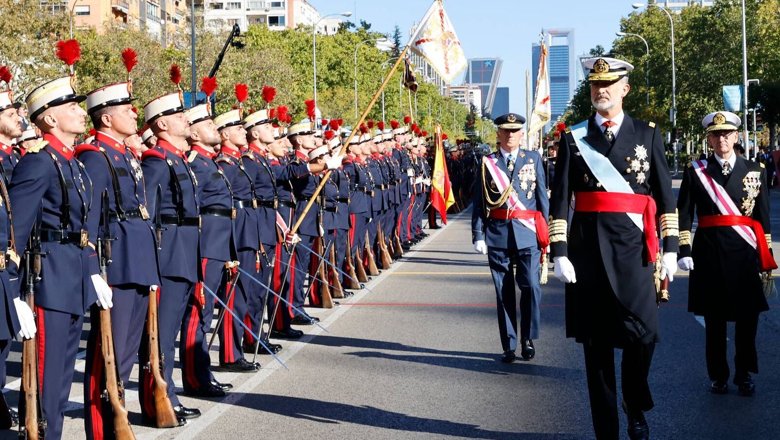 El Rey preside el desfile del 12 de octubre: 4.000 militares, 150 vehículos y 84 aeronaves
