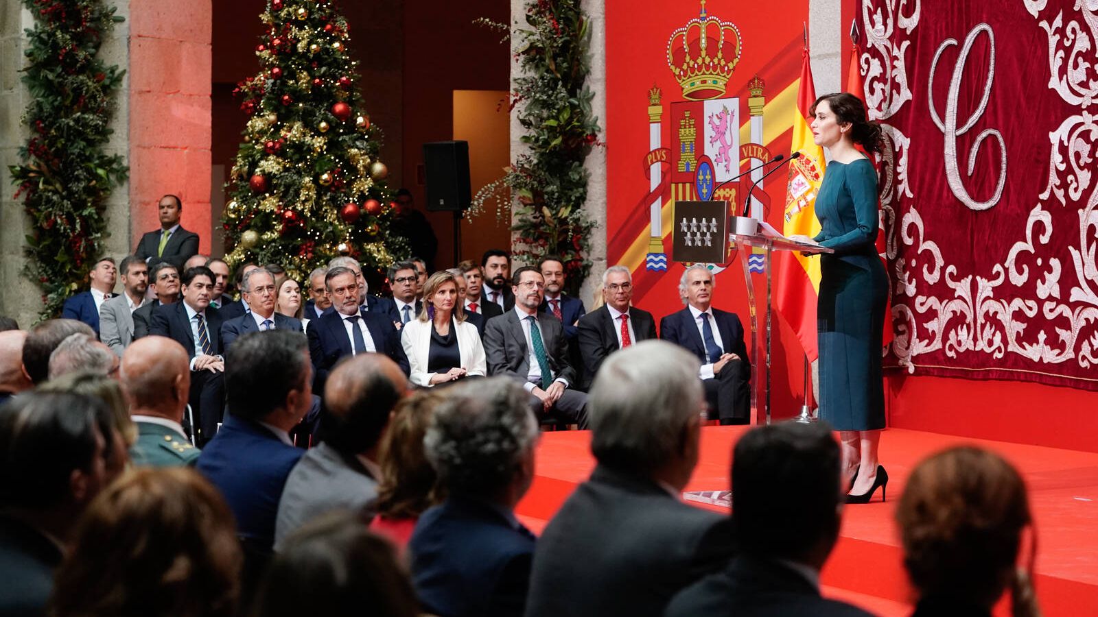 Díaz Ayuso reivindica "convivir en democracia y libertad", defiende la Corona, pide reforzar la Justicia y carga contra el federalismo