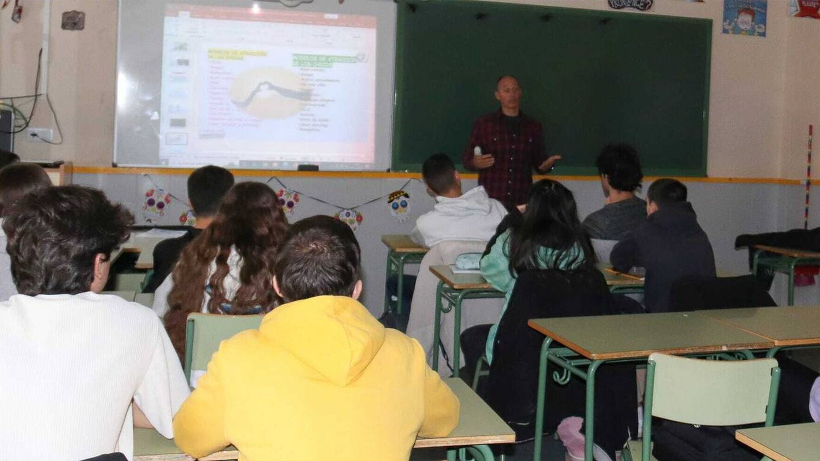 Sevilla la Nueva continúa con el programa ‘Agente Tutor’ para prevenir problemas como el absentismo, la exclusión social o el bullying