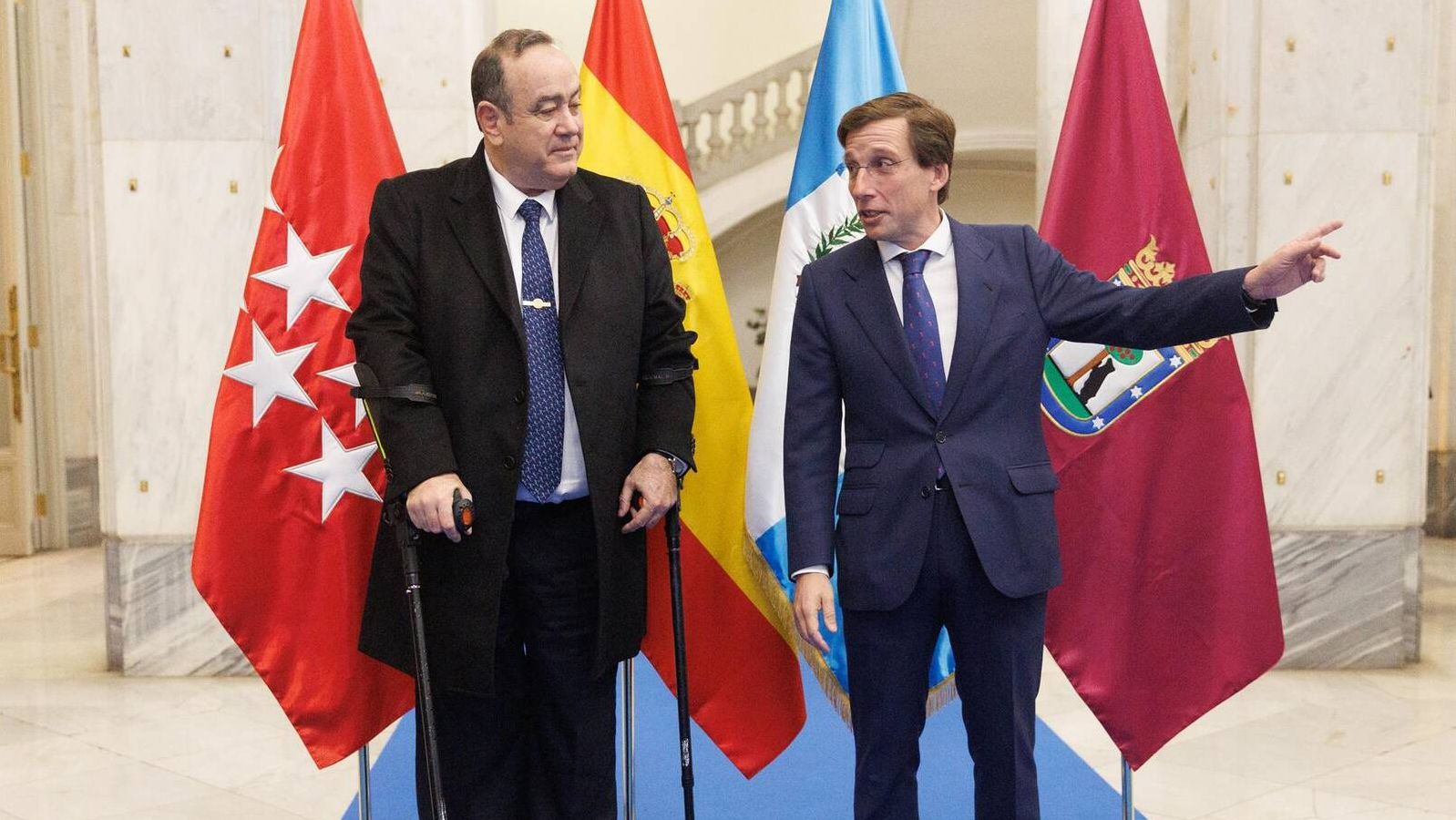 Martínez-Almeida recibe en Cibeles al presidente de la República de Guatemala, país socio de Fitur 2023