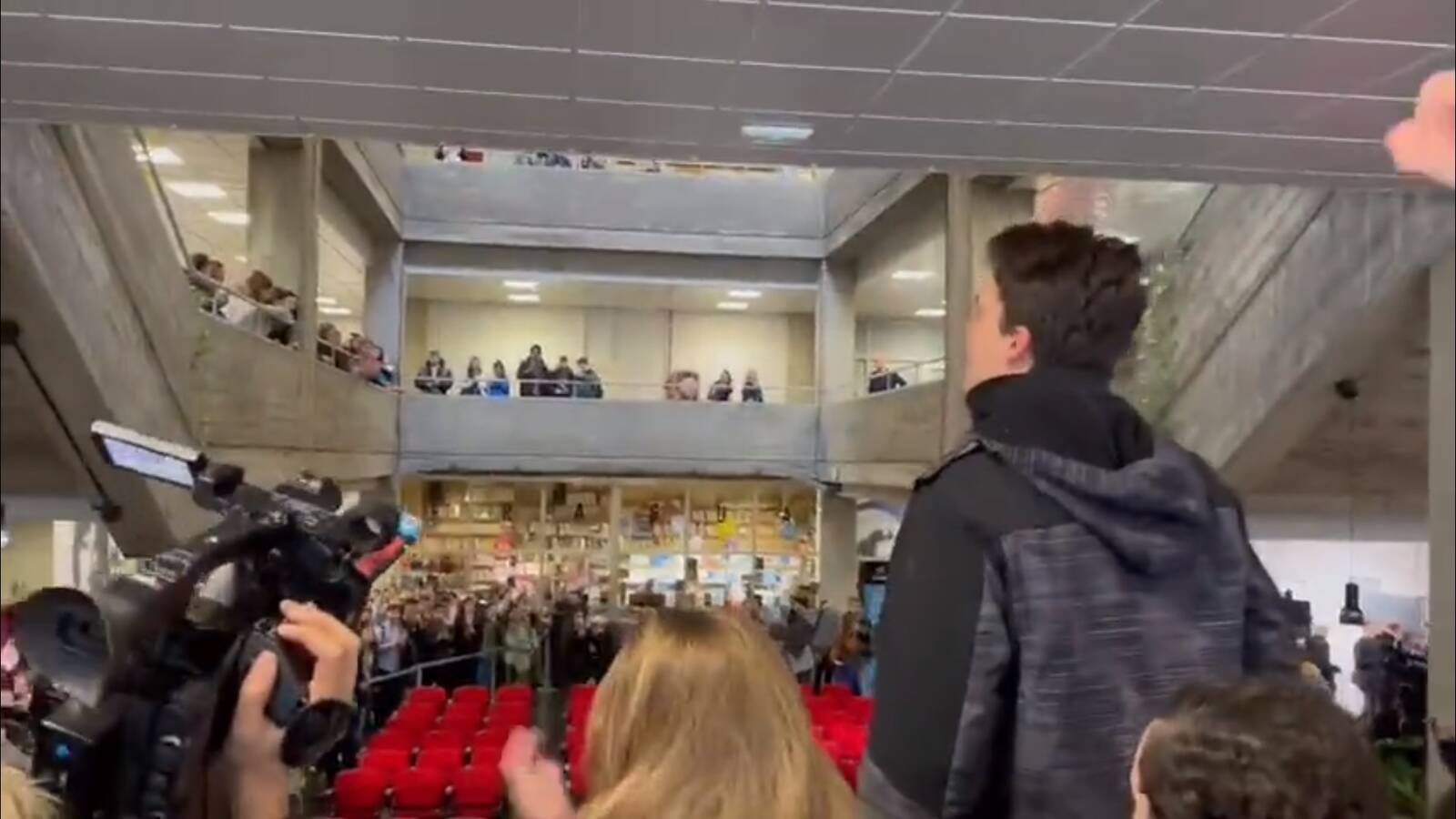 Miembros de Nuevas Generaciones del PP reciben con gritos de apoyo a Díaz Ayuso en la Facultad de Ciencias de la Información
