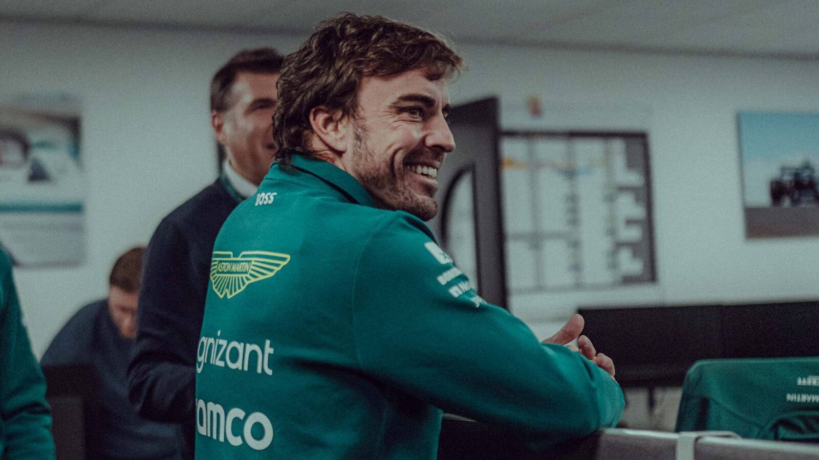 Fernando Alonso visita por primera vez la sede de Aston Martin