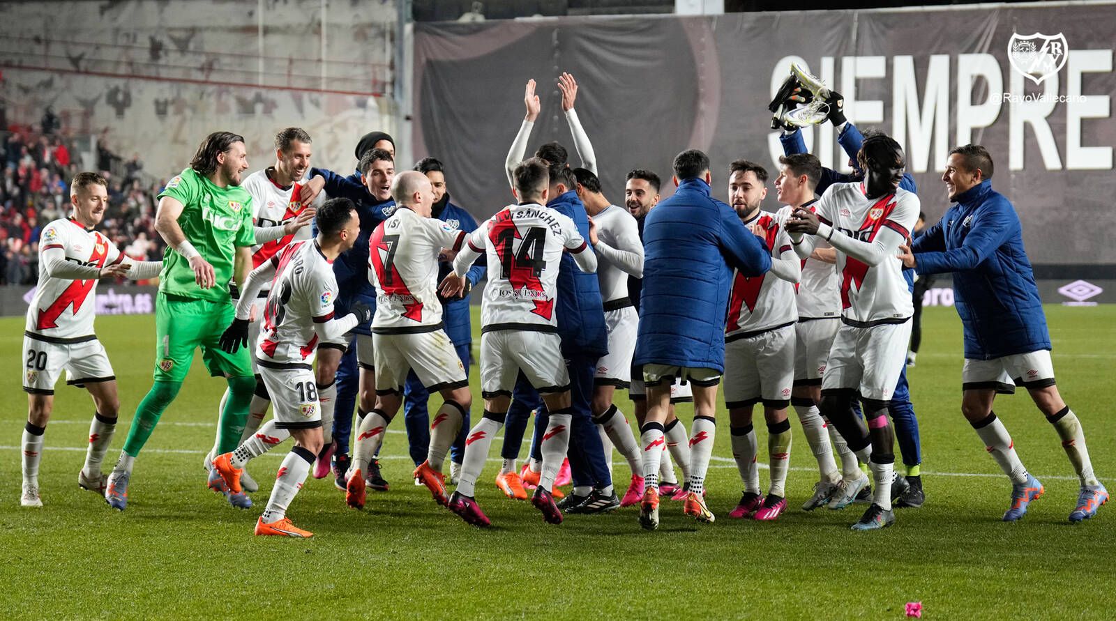 El Rayo Vallecano se impone al Almería y presenta su candidatura a Europa