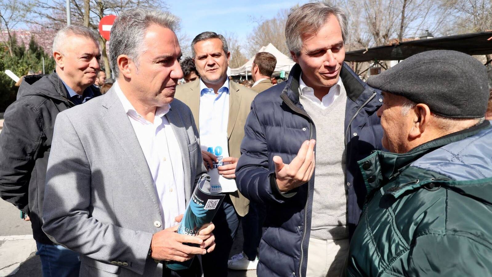 Elías Bendodo, Coordinador general del PP, apoya la candidatura de Terol en el Mercadillo de Valderas de Alcorcón