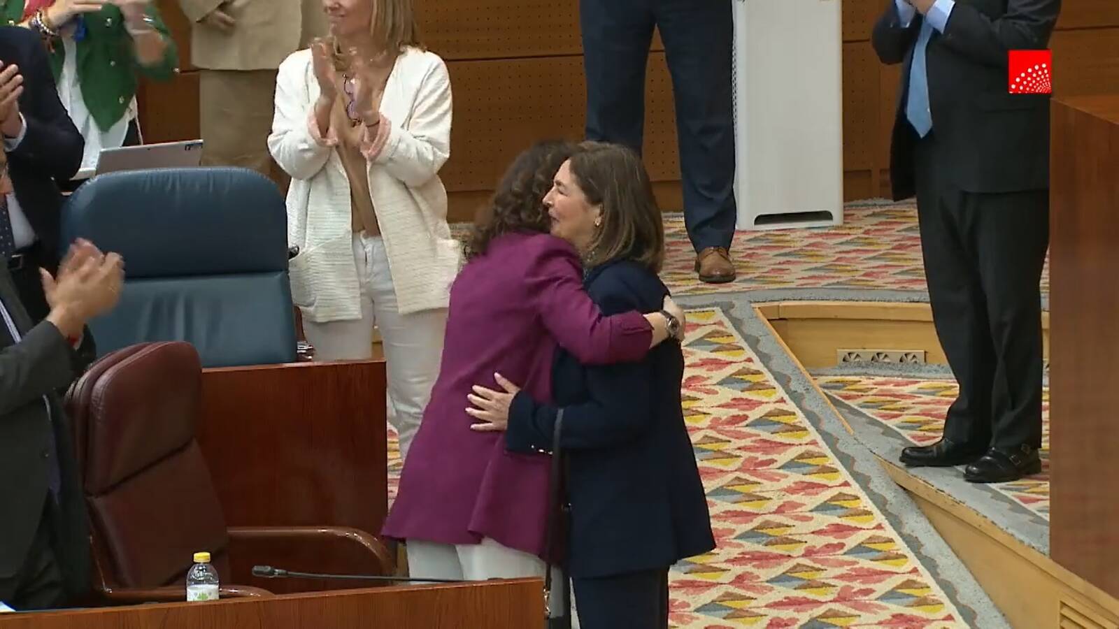La Asamblea en pie recibe con un sonoro aplauso a la diputada del PP Paloma Adrados, que se reincorpora tras un ictus