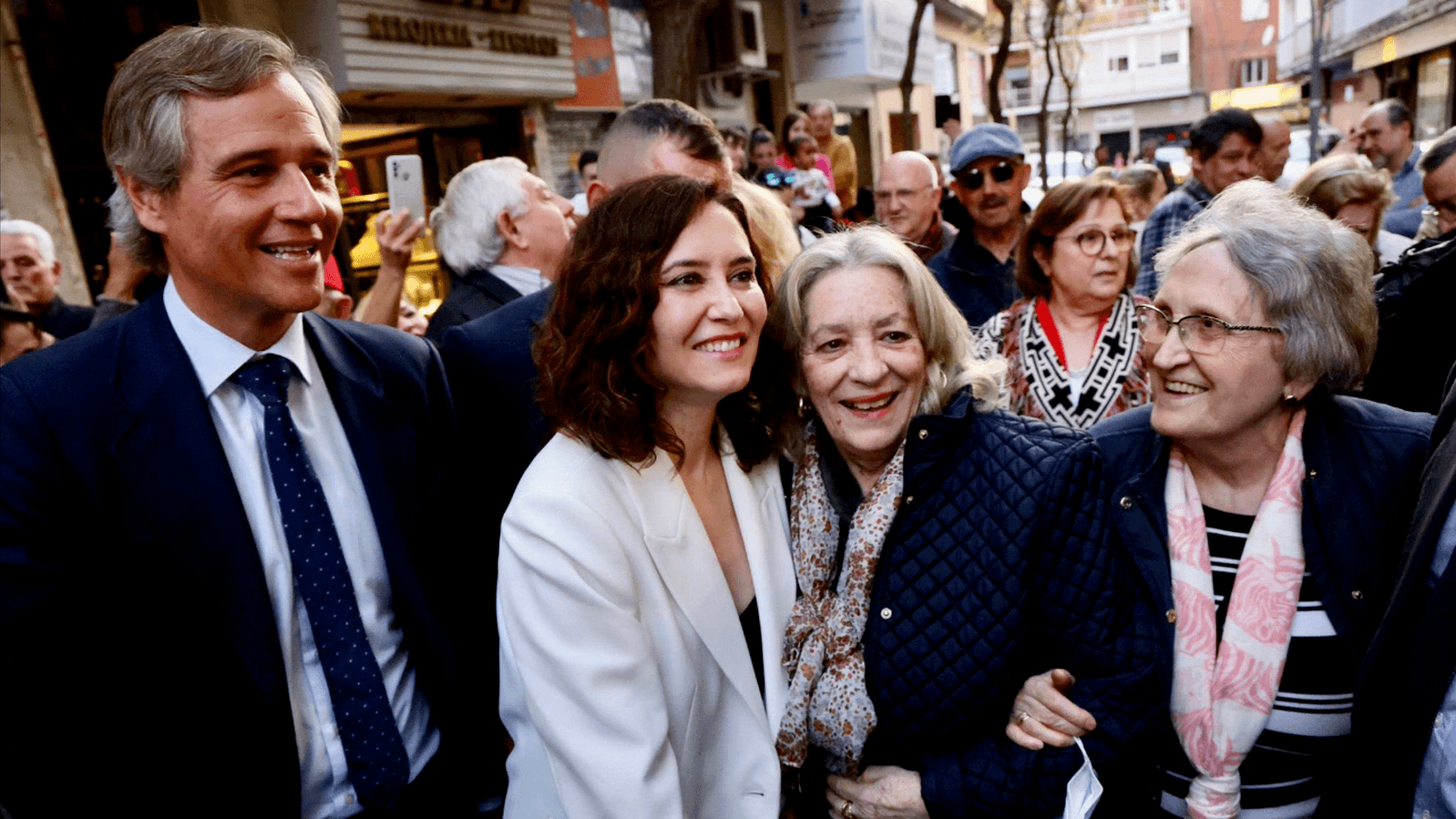 Díaz Ayuso y González Terol visitan el centro de Alcorcón