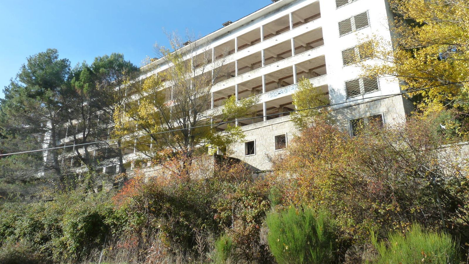 El complejo de La Barranca, en Navacerrada, será demolido y la parcela se recuperará medioambientalmente