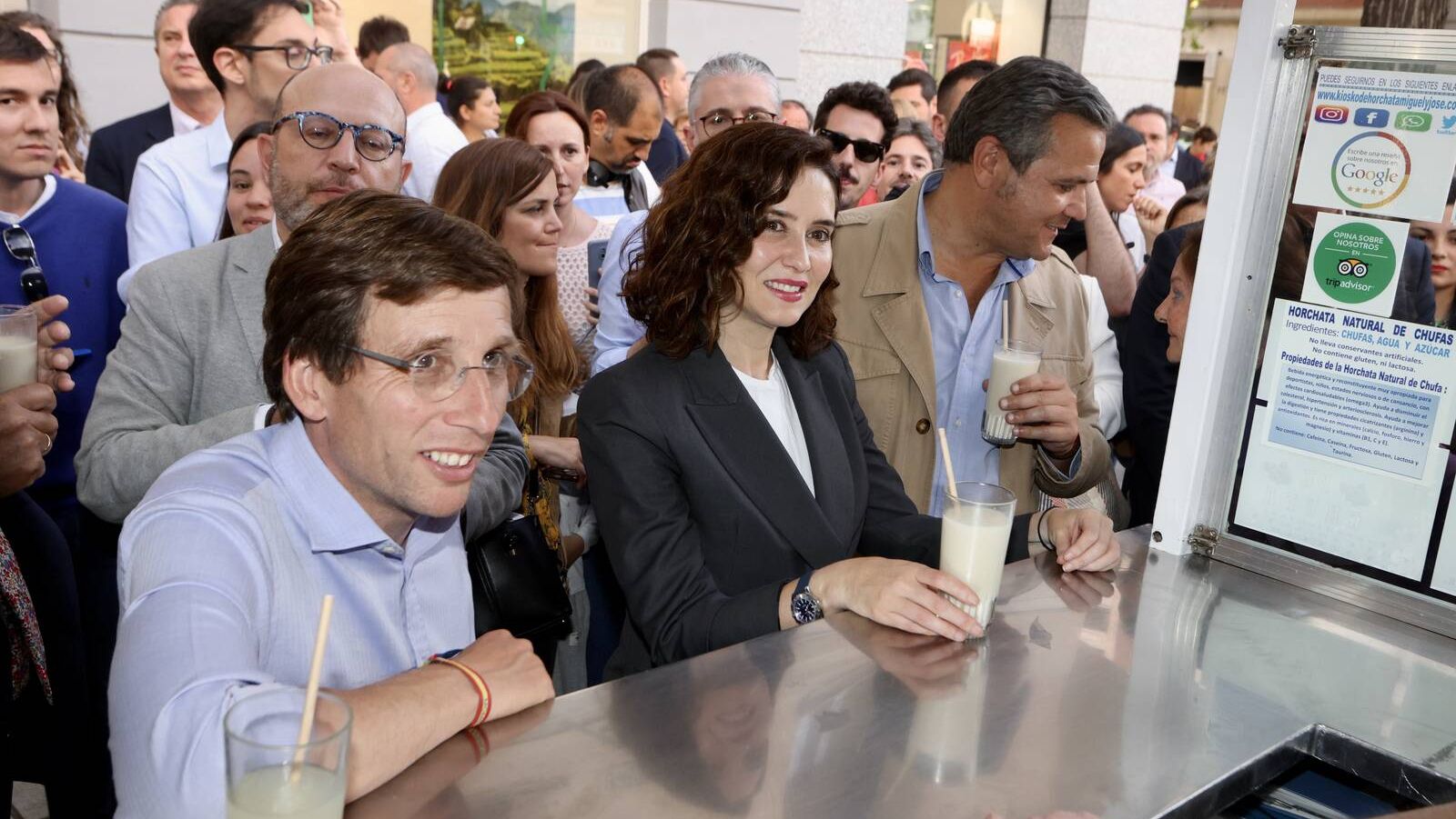 Díaz Ayuso y Martínez-Almeida se dan un baño de masas en el barrio de Salamanca