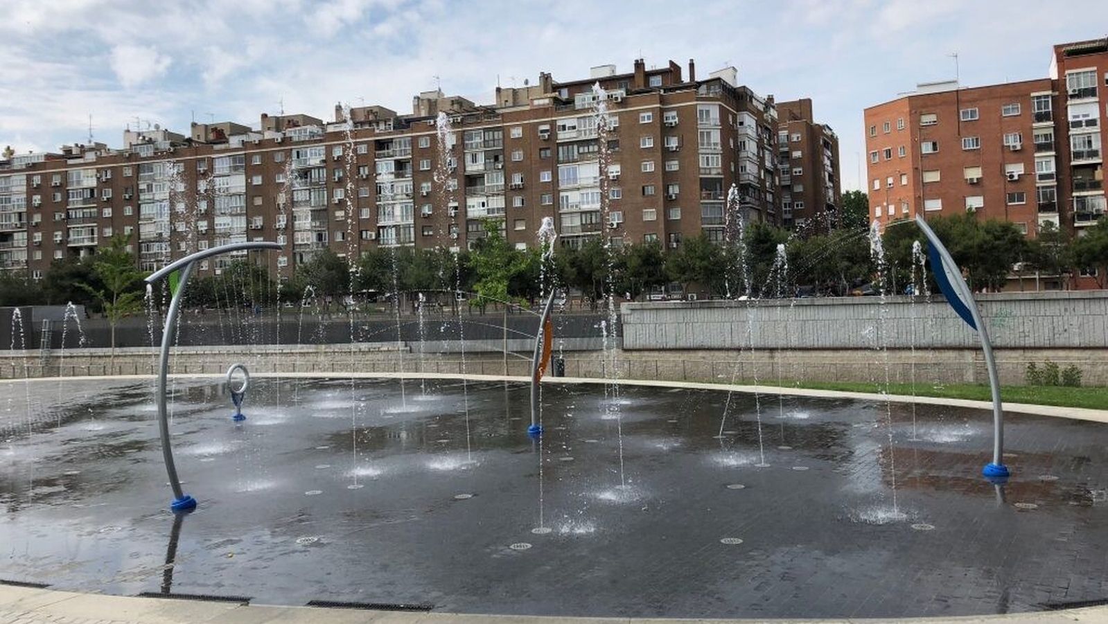 La playa de Madrid Río abre para paliar las altas temperaturas 