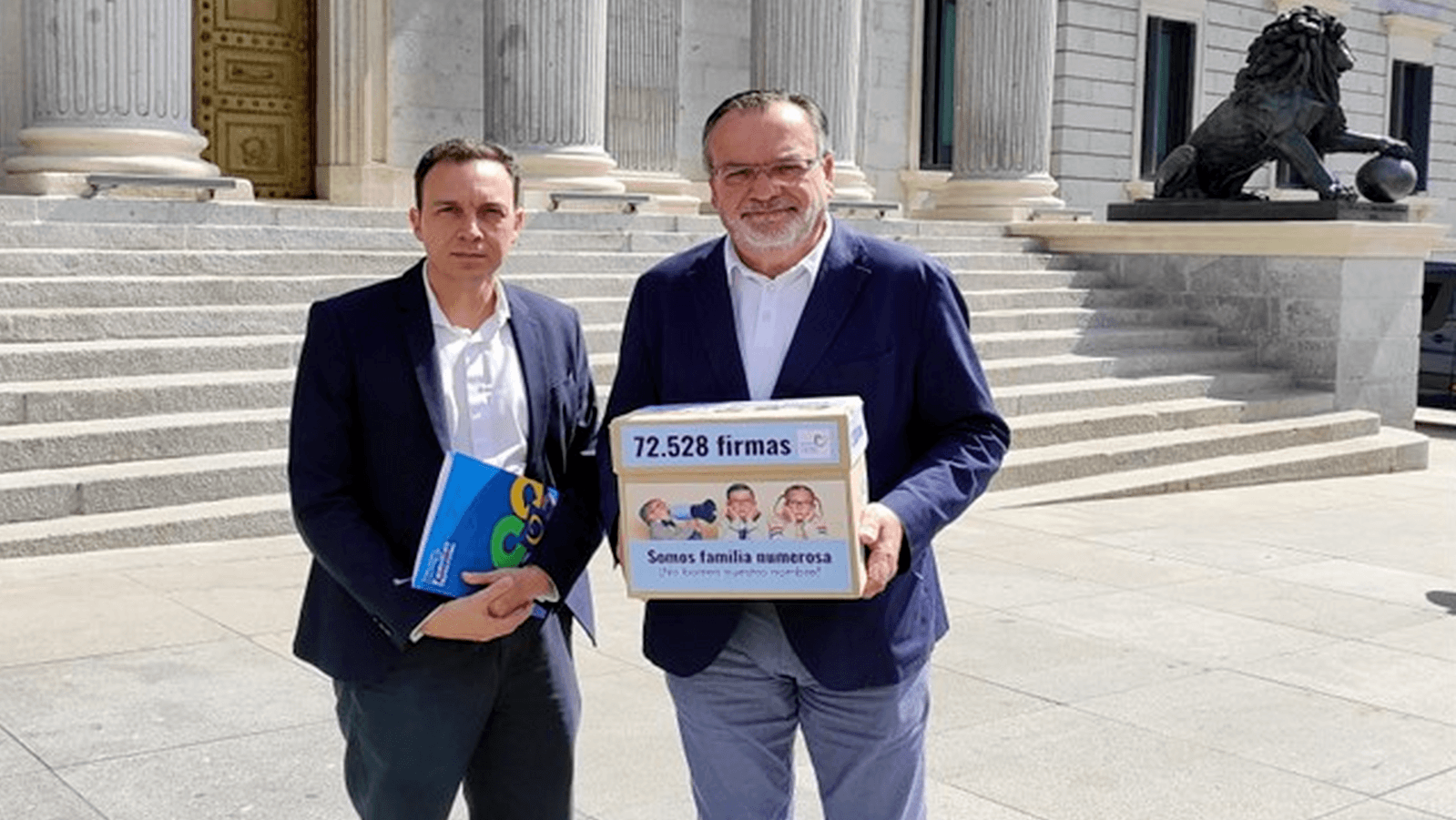 La Federación Española de Familias Numerosas entrega más de 72.500 firmas en el Congreso en contra de la desaparición del título de familia numerosa