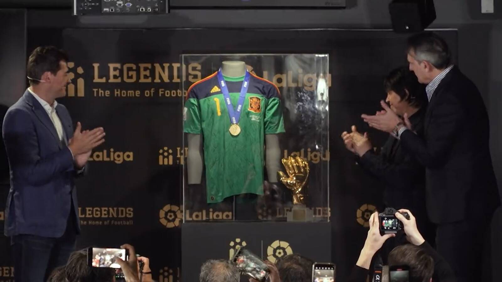 Iker Casillas dona la camiseta con la que levantó la Copa del Mundo al museo 'Legends'