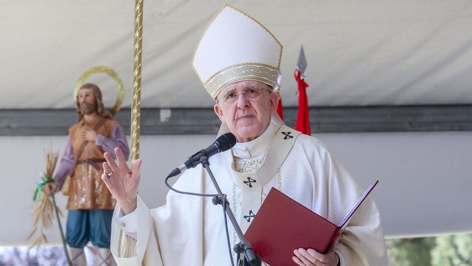 El cardenal Osoro se despide como arzobispo de Madrid con una misa en La Almudena