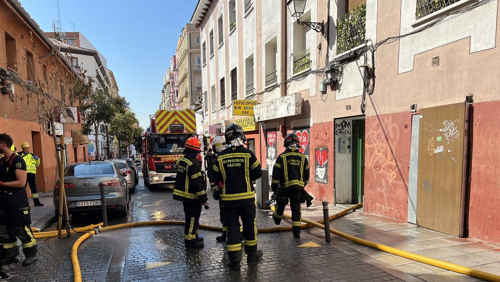 Tres intoxicados leves en el incendio de la cubierta de un edificio de Lavapiés