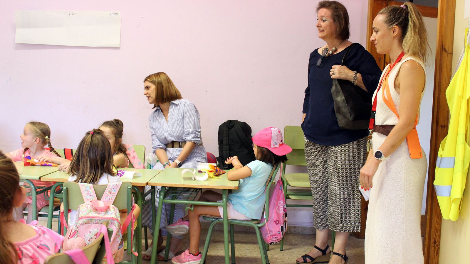 La alcaldesa de Alcalá y la concejala de Educación visitan el programa ‘Abierto para jugar en Verano´