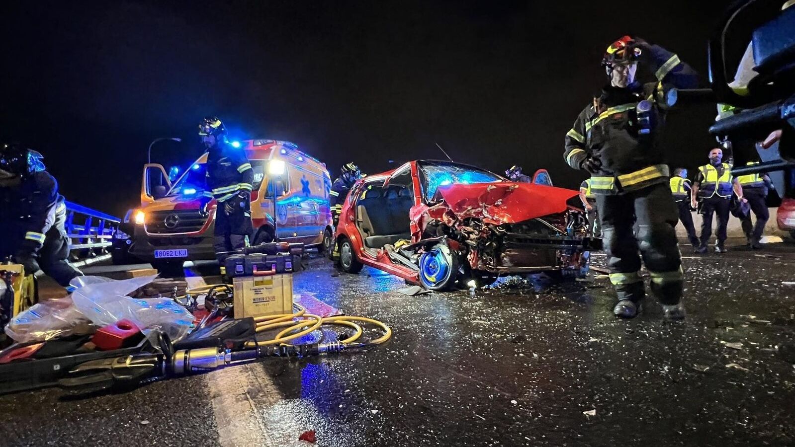 Un coche en sentido contrario provoca un accidente en la A-4 durante la tormenta