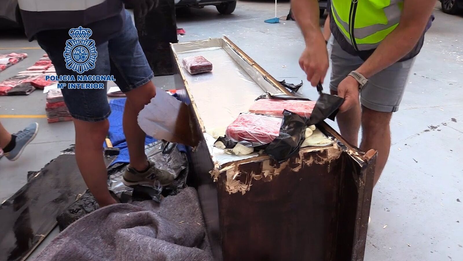 Desarticulada una organización criminal que escondía cocaína en muebles