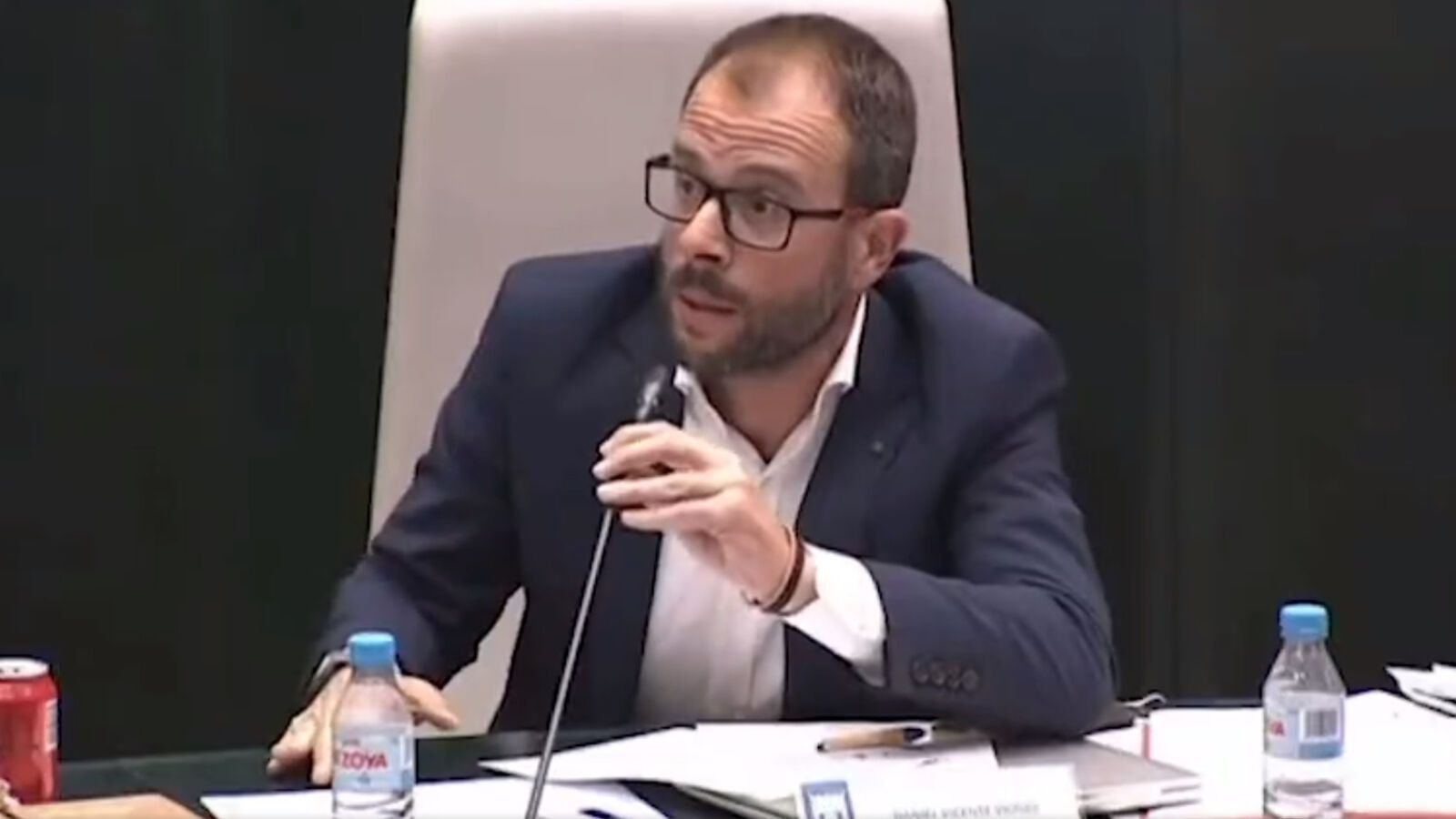 Expulsado del Pleno el edil socialista Daniel Viondi después tocar la cara tres veces a Martínez-Almeida
