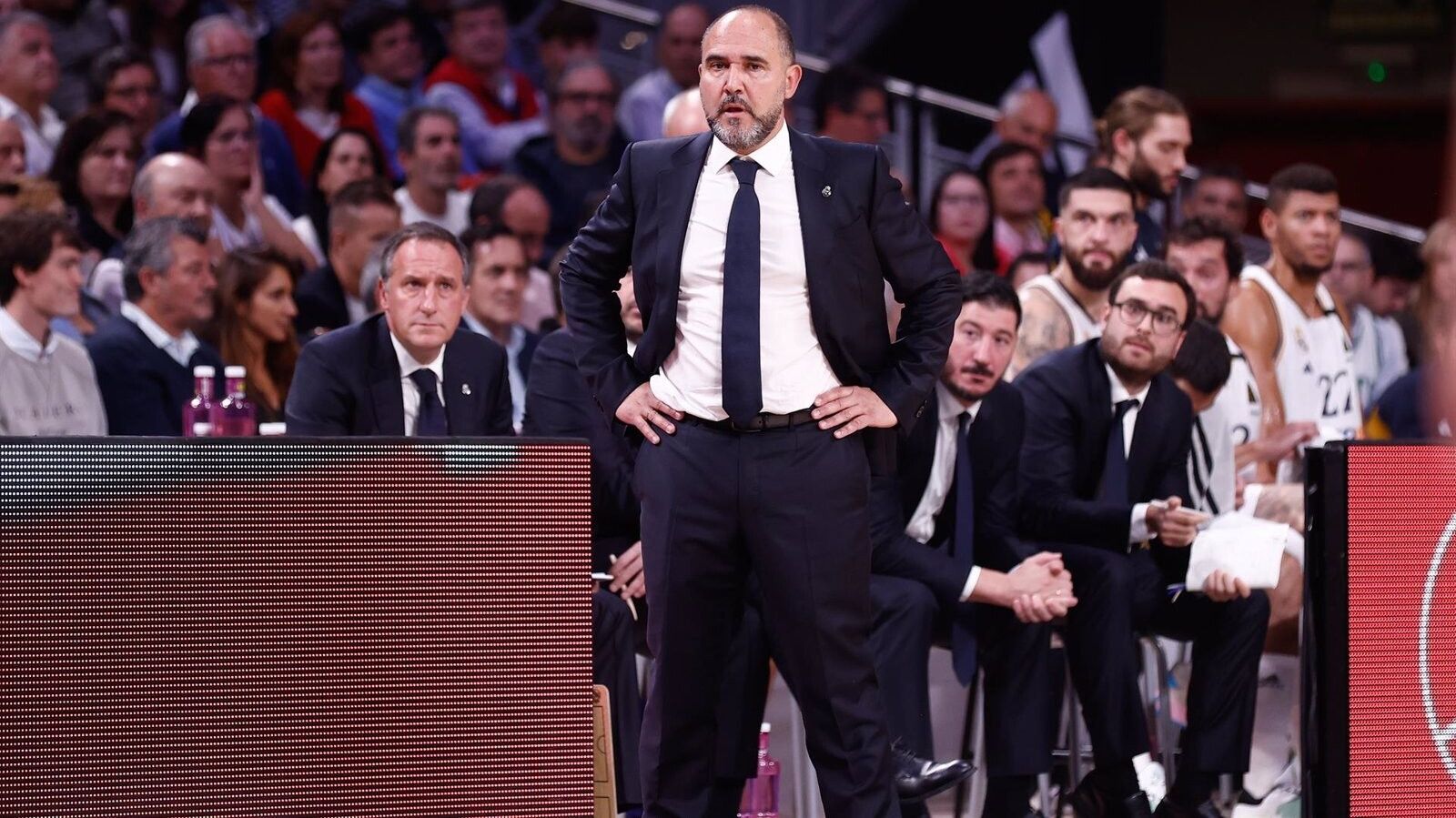 Chus Mateo, tras ganar al Barça: "Es anecdótico estar líderes ahora porque no vale para nada"