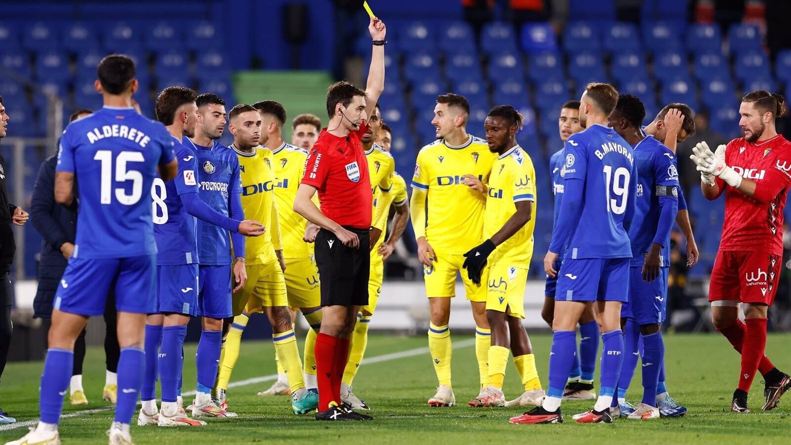 El Getafe tira de oficio con 10 y suma tres puntos claves ante el Cádiz