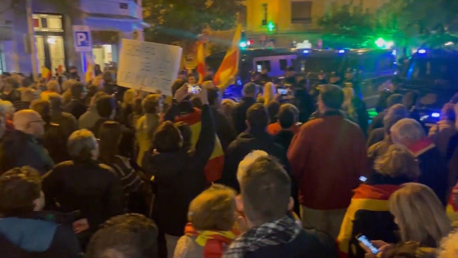 La Policía Nacional reprime la protesta en Ferraz contra Sánchez y la amnistía 