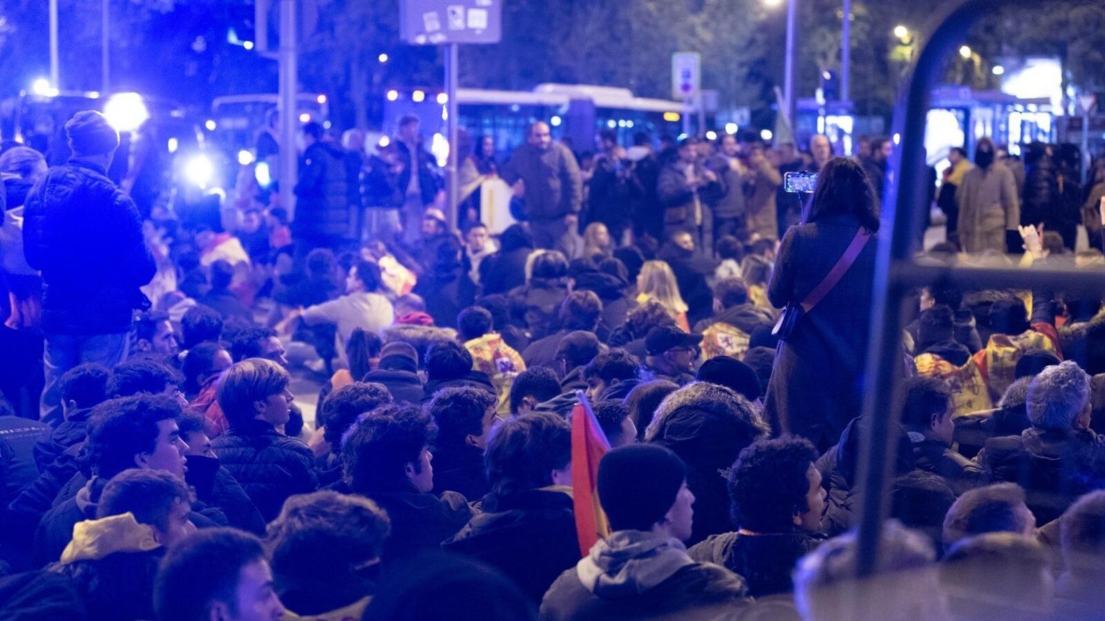 Manifestantes se concentran contra la amnistía por decimoséptimo día en Ferraz