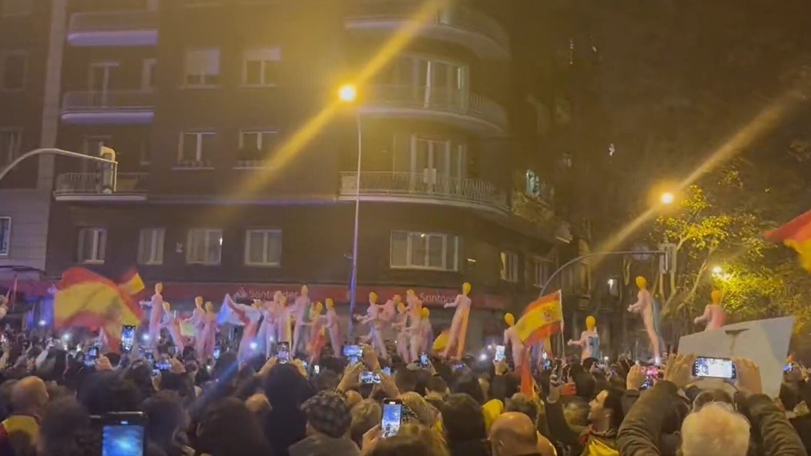 Duodécima noche de protestas en la calle Ferraz con muñecas hinchables y un fuerte dispositivo policial