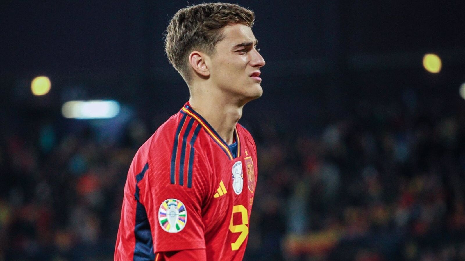 Gavi ha sido sometido a una sutura meniscal en su rodilla