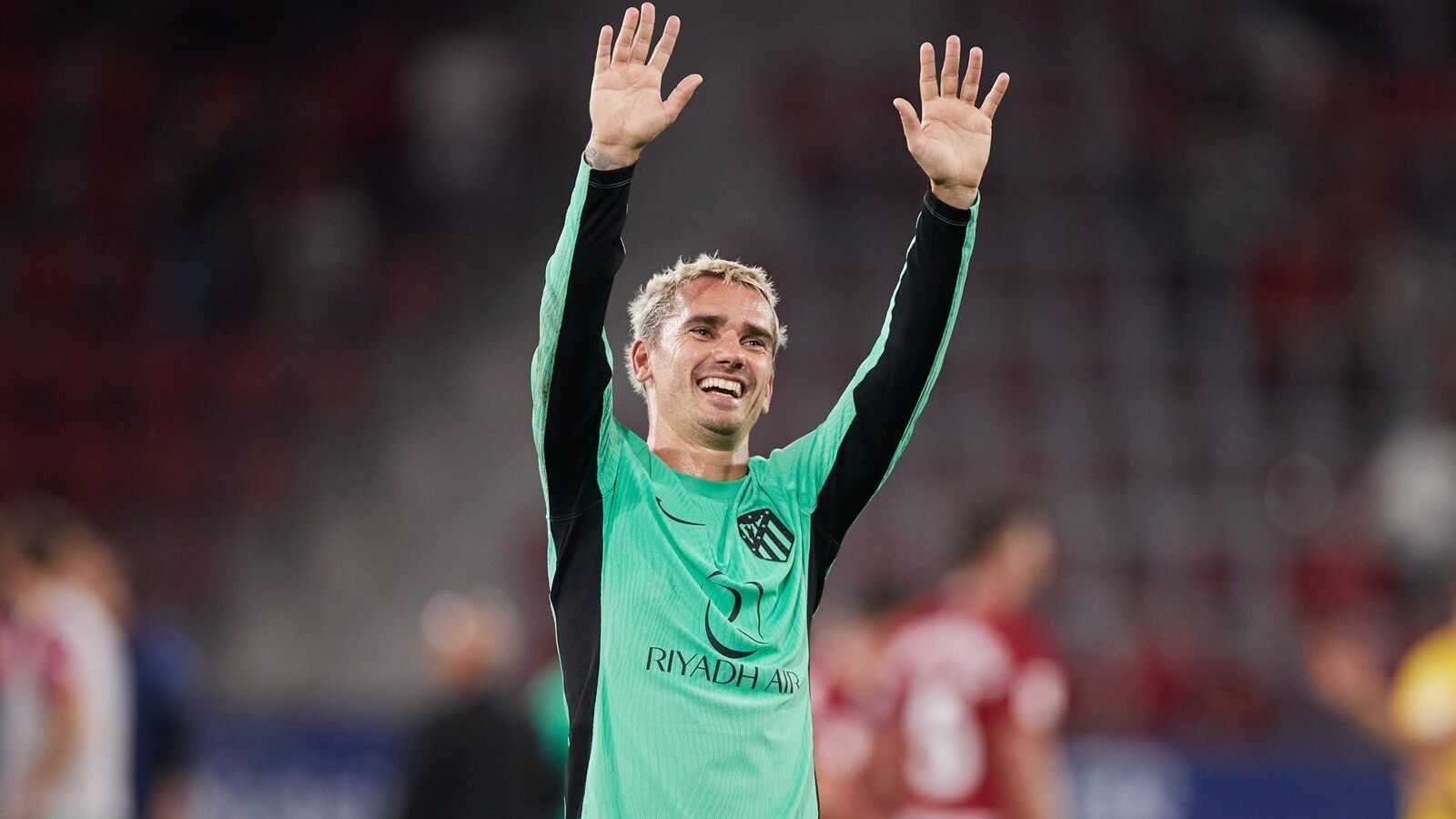 El Atlético gana con suerte en Róterdam y se mete en octavos de final