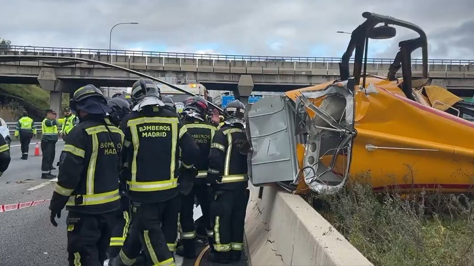 Dos heridos tras estrellarse un helicóptero privado en la M-40