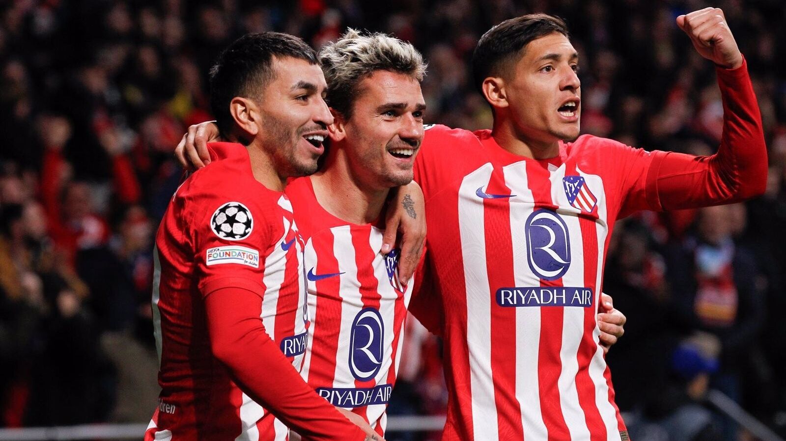 El Atlético hace feliz al Metropolitano con el liderato de grupo con goles de Griezmann y Lino