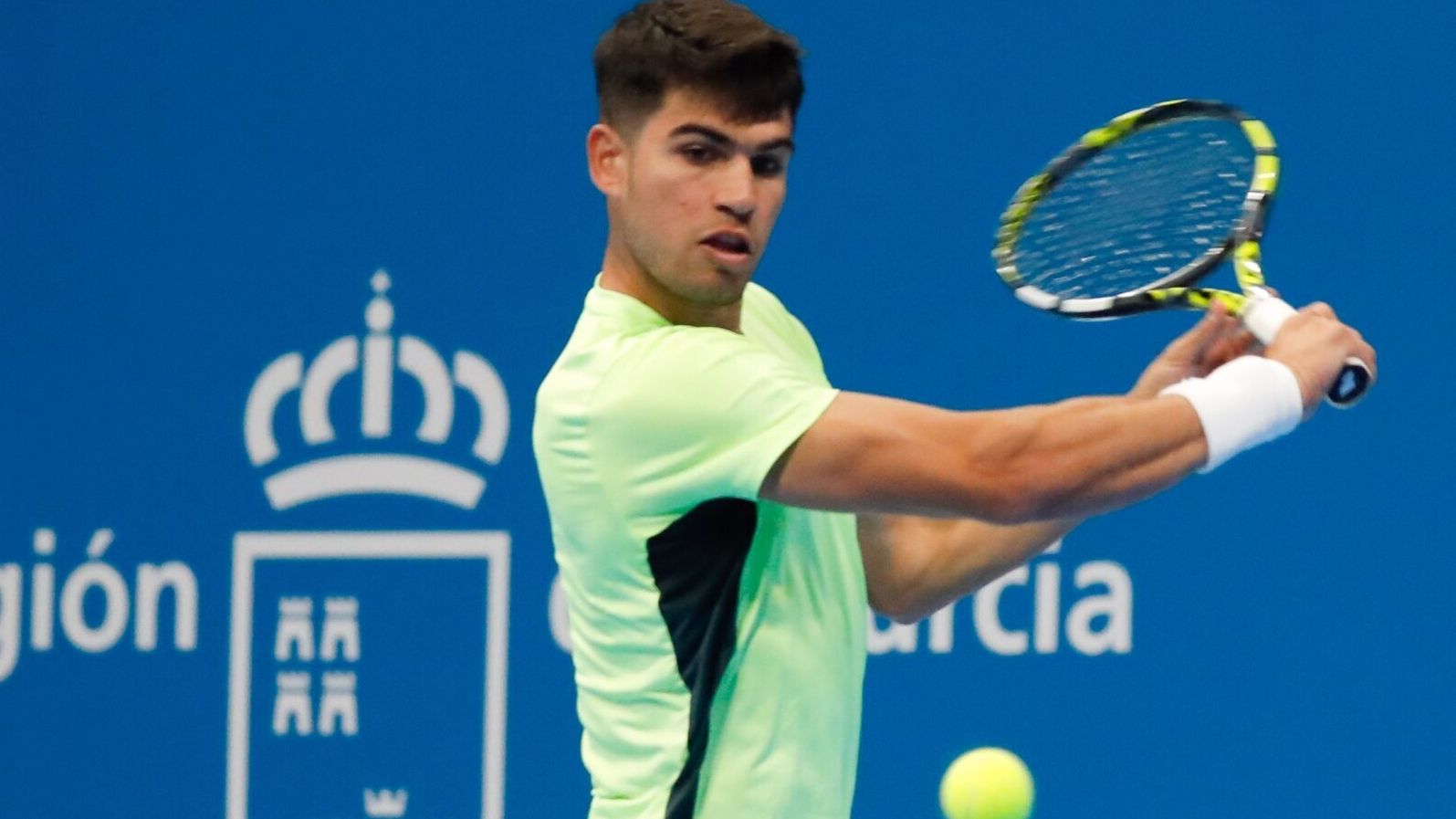 Alcaraz, aclamado por sus paisanos, bate a un aguerrido Bautista y alza la primera Copa que lleva su nombre