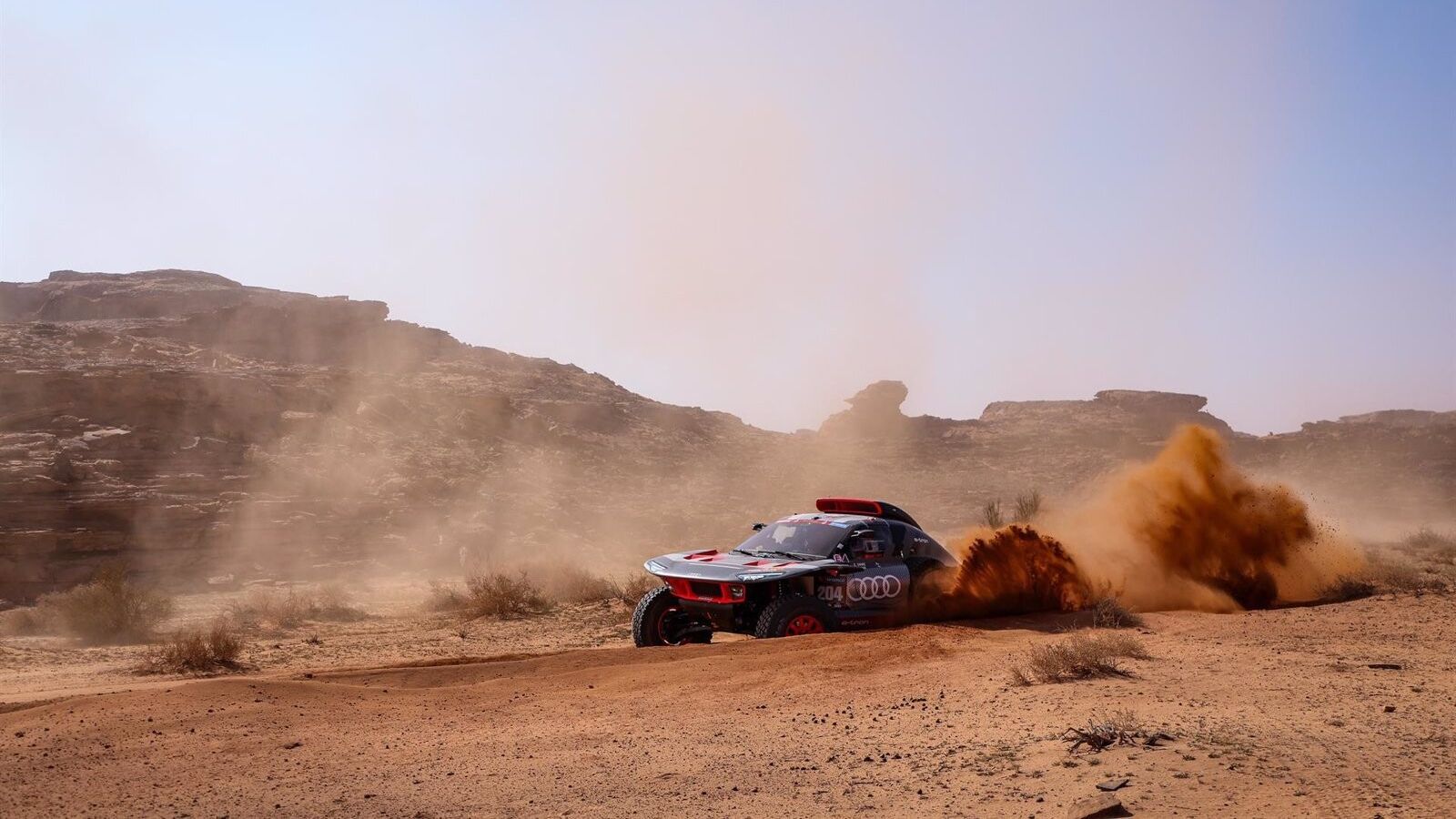 Carlos Sainz, nuevo líder del Dakar en la 50ª victoria de etapa de Peterhansel