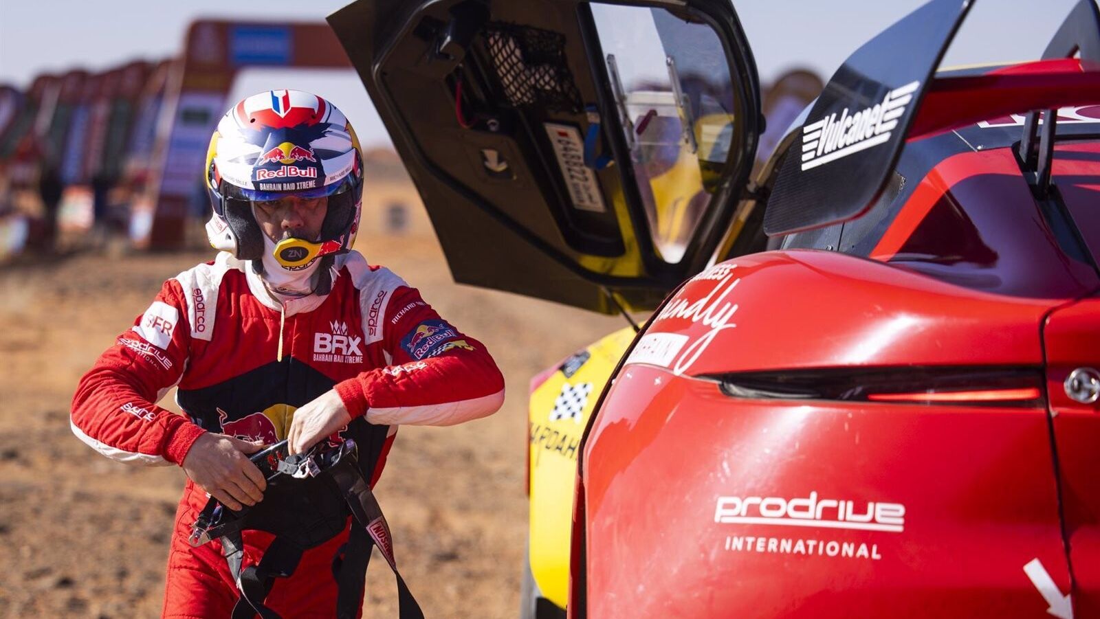 Loeb sufre una avería y allana la cuarta victoria de Sainz en el Dakar
