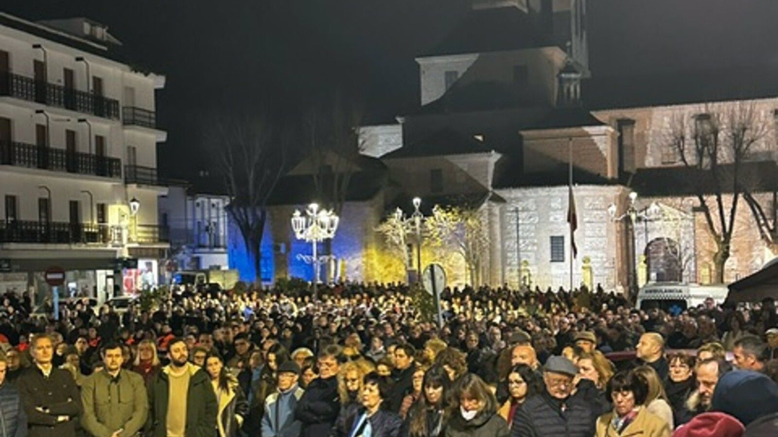 Los vecinos de Arganda participan en una concentración silenciosa en recuerdo a los dos jóvenes fallecidos en la A-3