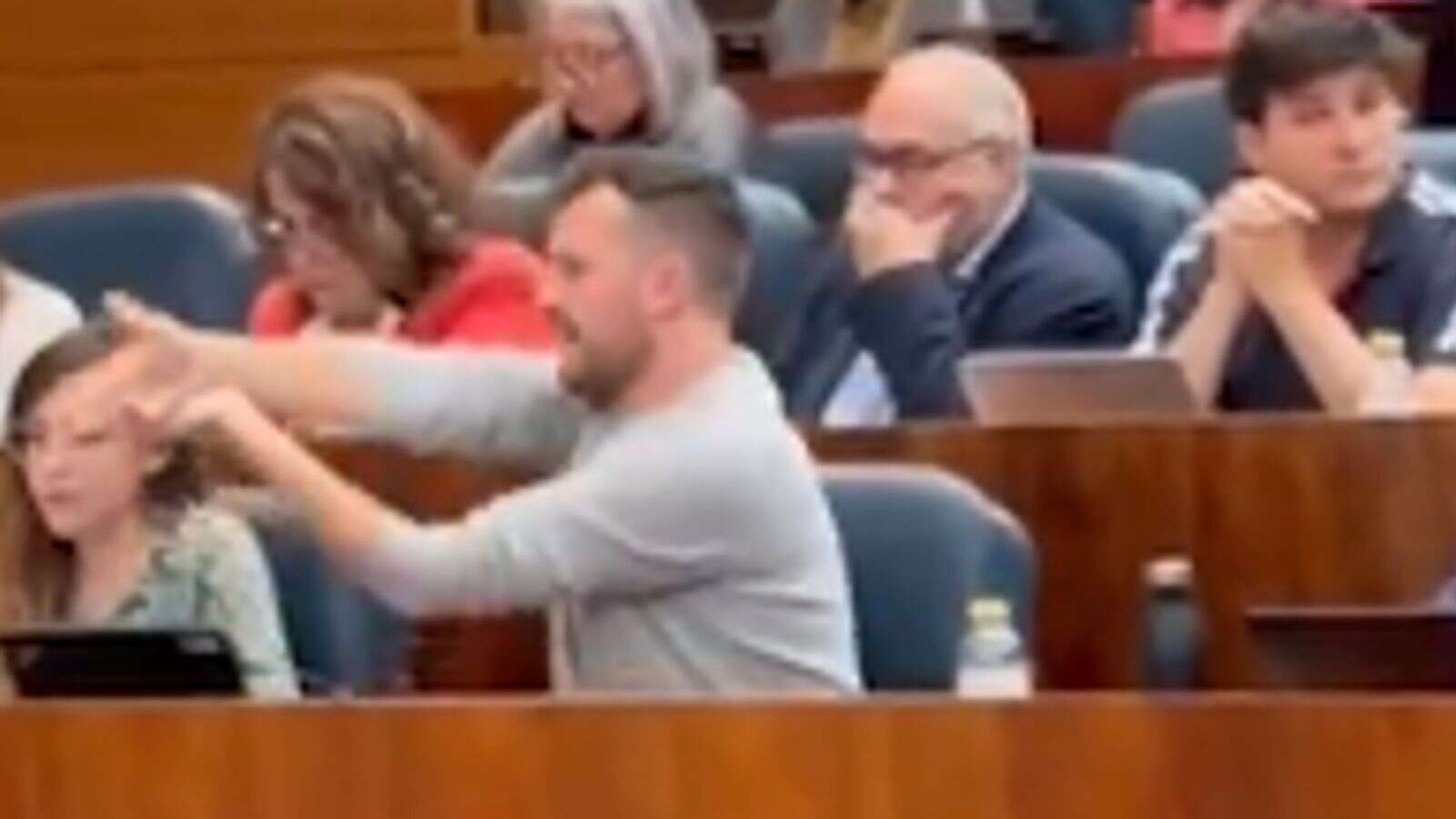 Ayuso deja en manos de la Asamblea la posible sanción al diputado de Más Madrid