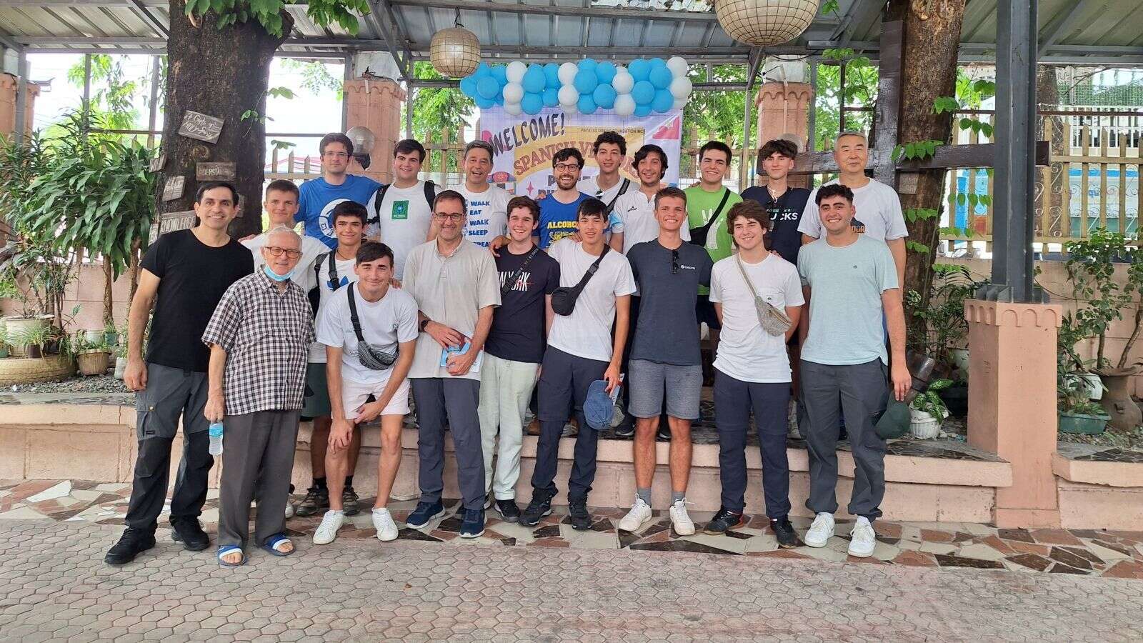 Jóvenes madrileños construyen sonrisas en el orfanato Don Orione de Manila