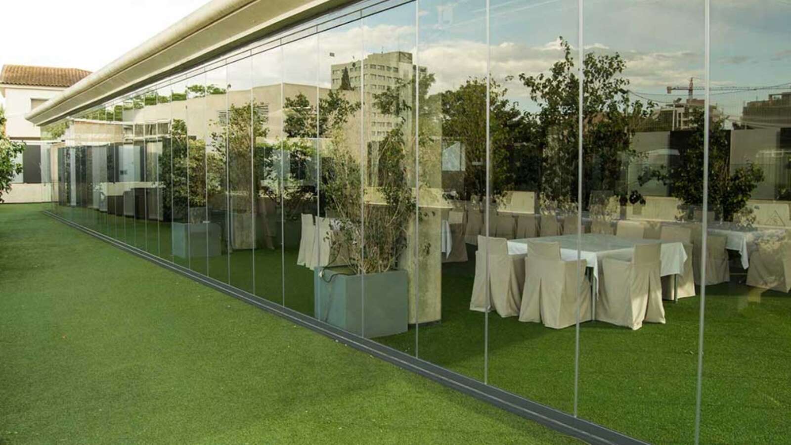 Cuatro ventajas de los cerramientos exteriores para negocios