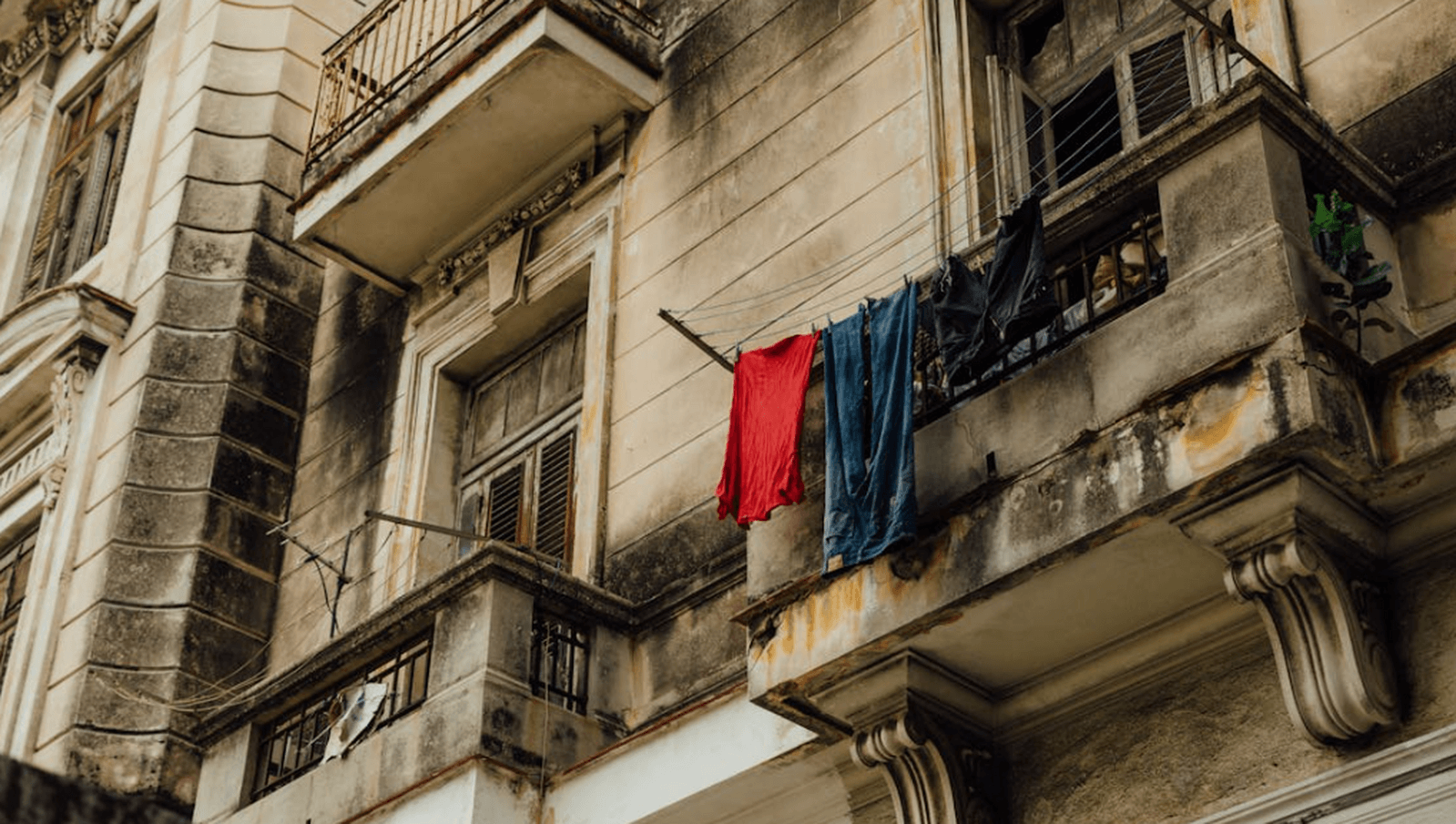 La batalla contra la humedad: cómo la rehabilitación de fachadas es clave para salvar los edificios