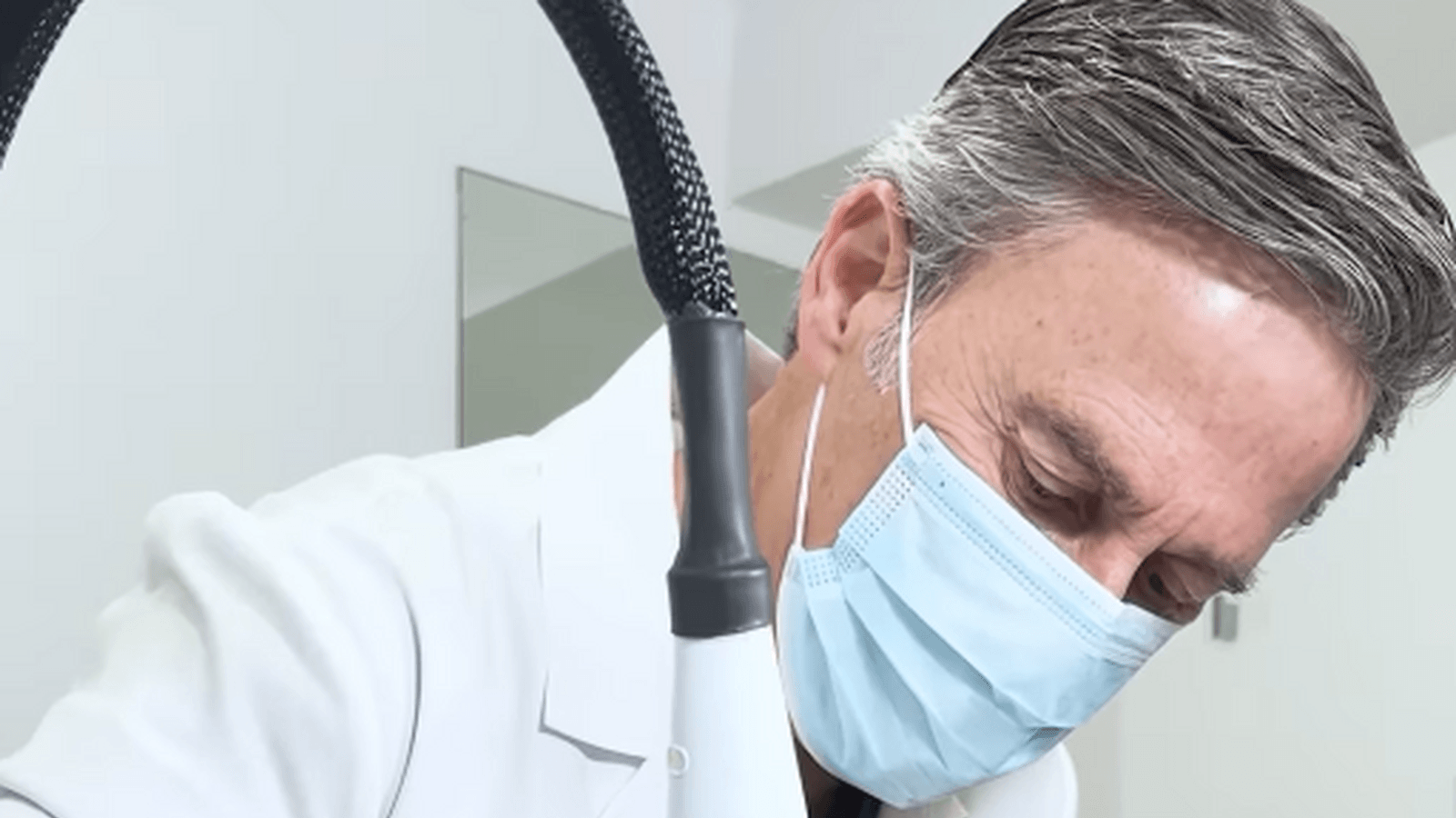 El dermatólogo madrileño que ha traído desde Estados Unidos el revolucionario láser frío antiedad