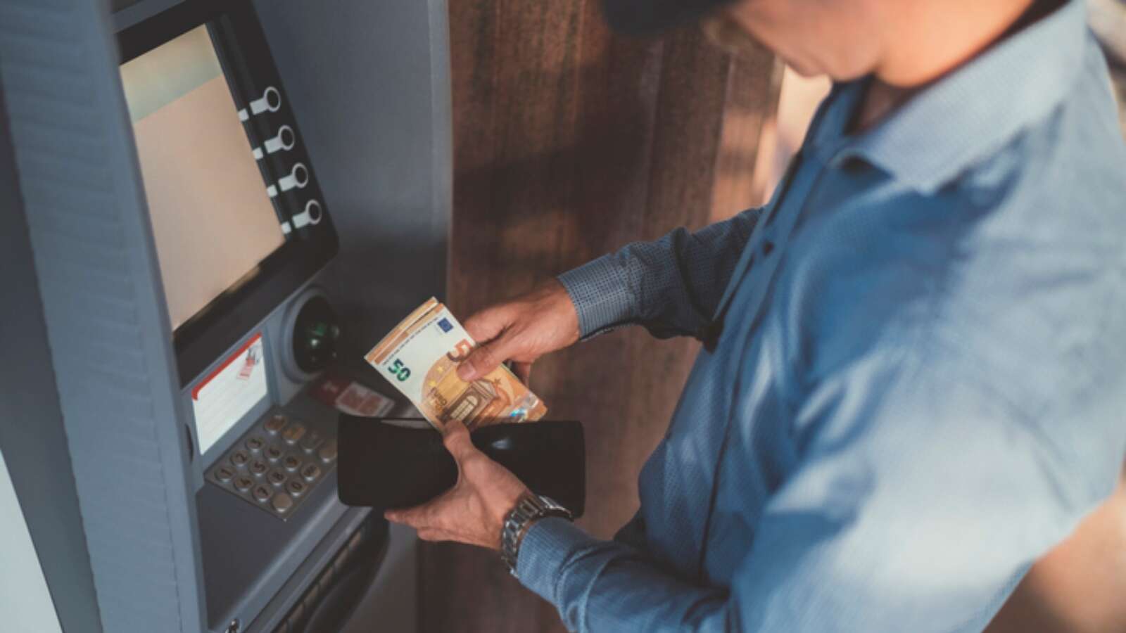 El cajero automático retiene un billete. ¿Y ahora qué?