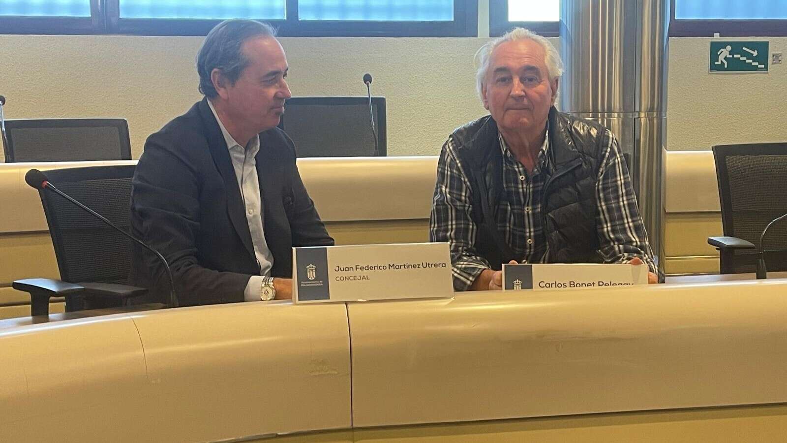 Vecinos por Majadahonda pide explicaciones por un posible fraude en las oposiciones a arquitecto municipal y por los errores en la revista municipal